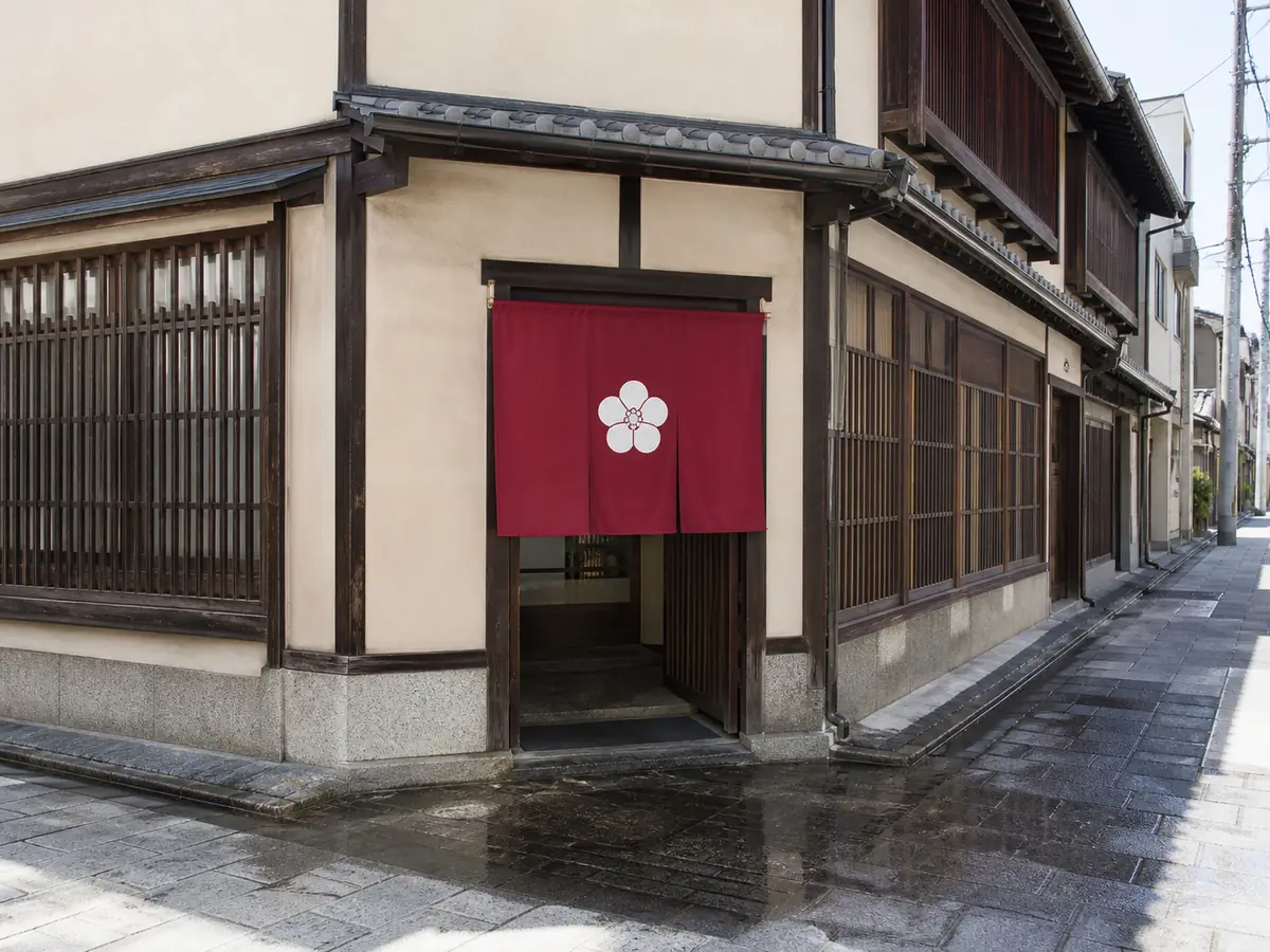 紅梅色の暖簾が掛かる此花堂の店構え